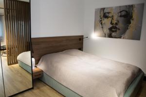 A bed or beds in a room at Apartament NEPTUN Centrum