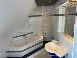 Bathroom sa Doppelhaushälfte in Perfekter Lage für Fahrradtouren - Haus Perrich