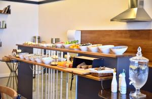 uma linha de buffet com tigelas e pratos de comida em Roof 264 Hotel & Suites em Sakarya