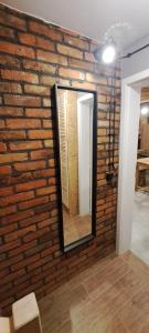 a mirror on a brick wall in a room at ORYNKA chatka w Malinnikach in Malinniki