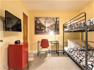 - une chambre avec 2 lits superposés et un bureau dans l'établissement Clairiere 406 /Spacious Mountain Home with SAUNA, à Mont-Tremblant