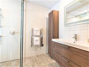 蒙特朗布朗的住宿－Clairiere 406 /Spacious Mountain Home with SAUNA，一间带水槽和淋浴的浴室