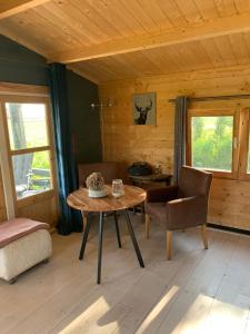 een kamer met een tafel en een stoel in een cabine bij Fields 1216 in Zwaanshoek