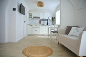 a living room with a couch and a kitchen at Sweet House Elisa in Treglio