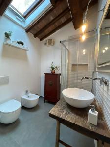 ein Badezimmer mit zwei Waschbecken und einem WC in der Unterkunft Casa al Castello in Rosignano Marittimo