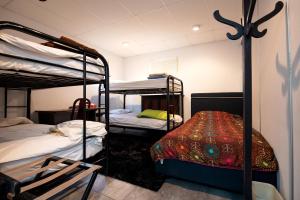 Les dortoirs de L'espace Globetrotter في ريموسكي: غرفة بسريرين بطابقين وطاولة
