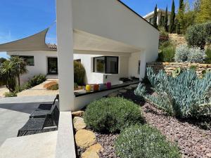 - deux vues sur une maison avec un jardin dans l'établissement Villa Canadeau, au Castellet