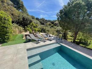 - une piscine dans l'arrière-cour d'une maison dans l'établissement Villa Canadeau, au Castellet