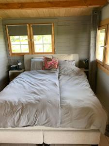 een bed in een kamer met twee kussens erop bij Fields 1216 in Zwaanshoek