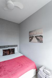 een slaapkamer met een bed met een roze deken bij Copa Sky Apartments in Rio de Janeiro
