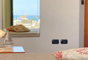 レウカにあるLeuca Villetta Vista Mareの鏡とテーブルの上に船が備わる部屋