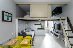 een klein appartement met een woonkamer en een loft bij Copa Sky Apartments in Rio de Janeiro