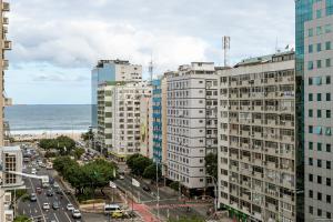 uitzicht op een stad met gebouwen en de oceaan bij Copa Sky Apartments in Rio de Janeiro
