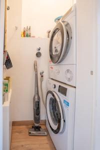 uma máquina de lavar e secar roupa numa lavandaria em Klein aber Fein em Weinheim