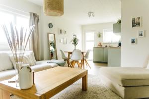 ein Wohnzimmer mit einem Sofa und einem Tisch in der Unterkunft Bijgebouw hoeve in landelijke omgeving in Putte