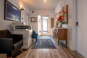 a room with a office with a printer and a desk at Auberge Internationale Espace Globetrotter in Rimouski