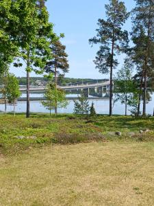 eine Brücke über einen Wasserkörper mit Bäumen in der Unterkunft Kabyssen Torsö Mariestad in Vilsten