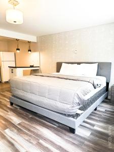 Postel nebo postele na pokoji v ubytování Lincoln Inn Fredericton