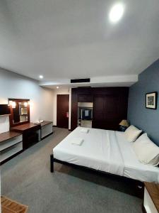 Lova arba lovos apgyvendinimo įstaigoje Traveller Inn Hotel