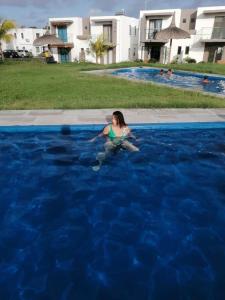 una donna in acqua in una piscina di La Maison de Vacances a Grande Gaube