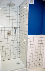 W łazience znajduje się prysznic z białymi kafelkami. w obiekcie Mar del Sur Bonito w mieście Benalmádena