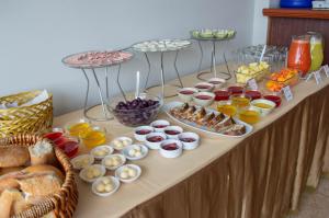 uma mesa com um monte de diferentes tipos de alimentos em Takana Inn em Tacna