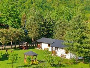 an aerial view of a house in the middle of a yard at Chatki Leśniczego in Bukowiec