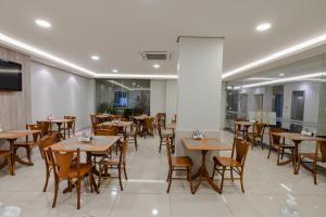 ห้องอาหารหรือที่รับประทานอาหารของ Hotel Caiuá Express Umuarama