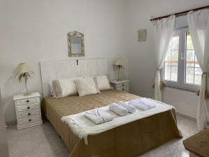 - une chambre avec un lit et 2 serviettes dans l'établissement Ocean Garden, 4 units by the ocean, à São Vicente
