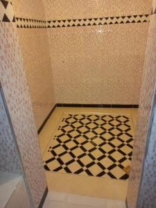Villa Romancia Ourika Vallee في مراكش: حمام به أرضية مصدية سوداء وبيضاء