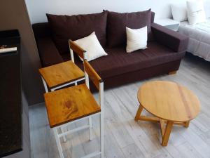 sala de estar con sofá, silla y mesa en Paraguay Curt en Rosario