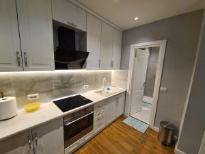 ティラナにあるComfort Apartment Tirana Centerのギャラリーの写真 +11枚の写真