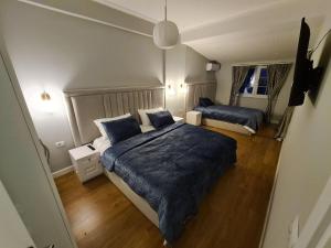 an overhead view of a bedroom with a bed at Comfort Apartment Tirana Center in Tirana