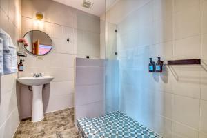 a bathroom with a shower and a sink at Bocas Paradise Hotel in Bocas del Toro