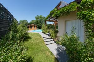une arrière-cour avec une piscine et une maison dans l'établissement Villa Centre Alsace, à Sélestat