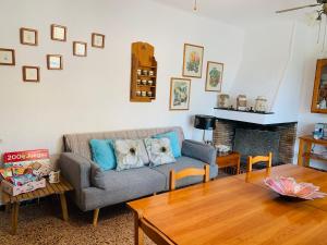- un salon avec un canapé et une cheminée dans l'établissement La casa de l'Estany, à L'Ametlla de Mar