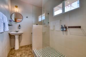 a bathroom with a sink and a shower at Bocas Paradise Hotel in Bocas del Toro