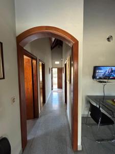 un pasillo con un arco en una casa en Amplio Departamento 3 habitaciones, excelente ubicación en Asunción