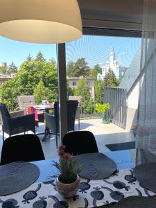 Balkón alebo terasa v ubytovaní Atrium Apartman Hévíz mit Panoramaterrasse und Tiefgarage