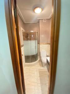 La salle de bains est pourvue d'une douche et de toilettes. dans l'établissement Appartamento a mohammadia AL KAWTAR, à Mohammedia