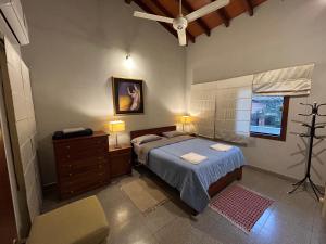 una camera con letto, cassettiera e finestra di Amplio Departamento 3 habitaciones, excelente ubicación ad Asunción
