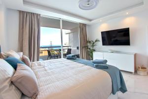 una camera da letto con un grande letto con una grande finestra di Buena Vista Ponderosa 517 a Playa Fañabe