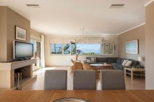 Televisyen dan/atau pusat hiburan di Stellar Villa Private Pool-Sea View