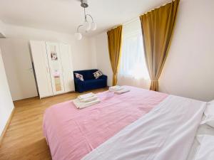 um quarto com uma cama grande e uma cadeira azul em Apartment Sea you em Lovran