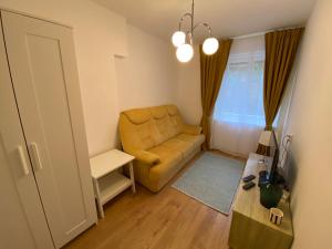 uma sala de estar com um sofá e uma mesa em Apartment Sea you em Lovran