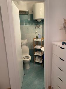 uma casa de banho com um WC e um lavatório em Apartment Sea you em Lovran