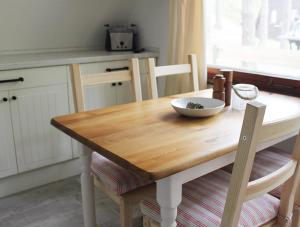 un tavolo in legno in una cucina con ciotola di Finndorf am Strand a Trassenheide