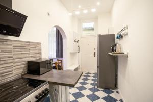 uma cozinha com um frigorífico e uma bancada em Bella Mia - Entire Apartment near Liszt Ferenc Ter em Budapeste