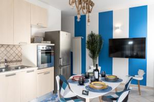 uma cozinha e sala de jantar com mesa e cadeiras em Relaxroombeach em Anzio