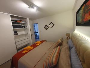 Un dormitorio con una cama con flores amarillas. en Departamento Vista a Cordillera Premium en Godoy Cruz